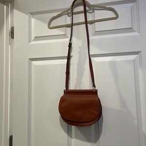 NWOT Vera Bradley leather crossbody, like new. Adjustable strap!